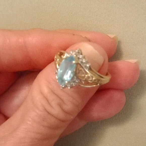 Avon 10 k natural ice blue topaz and diamond ring. Size 7.75 - Picture 7 of 7